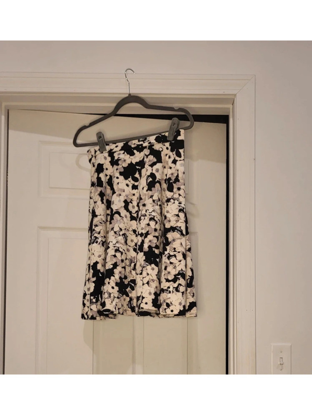 Adrienne Vittadini Vintage Black & White Floral Skater Skirt- M